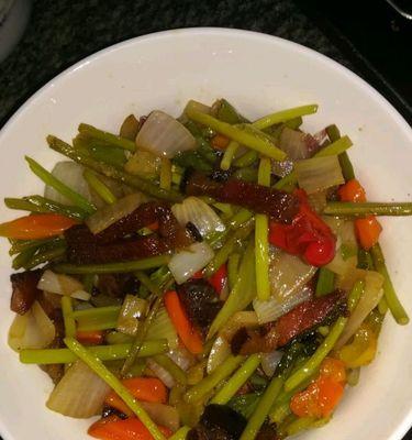 美味熏肉蒜苔炒法（快速制作，清爽口感，适合下饭；熏肉，蒜苔）-第1张图片-美味行家