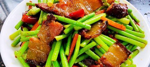 美味熏肉蒜苔炒法（快速制作，清爽口感，适合下饭；熏肉，蒜苔）-第3张图片-美味行家