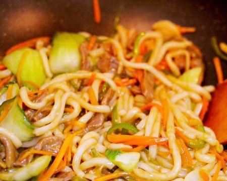 五香肉丁炒乌冬，鲜香可口的经典家常菜（五香肉丁和乌冬面的完美结合，让你胃口大开）-第1张图片-美味行家