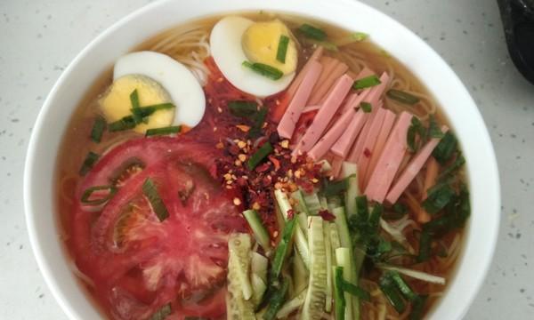 酸爽冷面，快乐夏日的清爽佳选（教你制作美味清凉的酸爽冷面）-第1张图片-美味行家