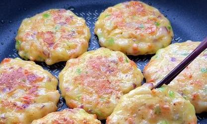 手工鲜虾饼制作教程（做出香脆可口的鲜虾饼，迎接美食盛宴！）-第2张图片-美味行家