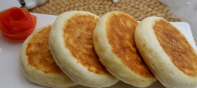 糖烧饼，传统美食的魅力（探索传统美食的制作技艺，为您呈现口感丰富的糖烧饼）-第2张图片-美味行家