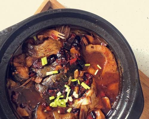 砂锅焖鱼块，美味健康的家常菜（以新鲜鱼块为主材，配以多种香料和蔬菜，味道鲜美营养丰富）-第2张图片-美味行家