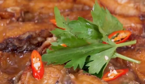 砂锅焖鱼块，美味健康的家常菜（以新鲜鱼块为主材，配以多种香料和蔬菜，味道鲜美营养丰富）-第3张图片-美味行家