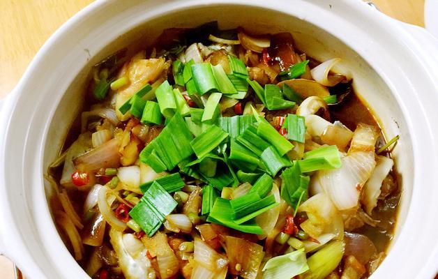砂锅焖鱼块，美味健康的家常菜（以新鲜鱼块为主材，配以多种香料和蔬菜，味道鲜美营养丰富）-第1张图片-美味行家