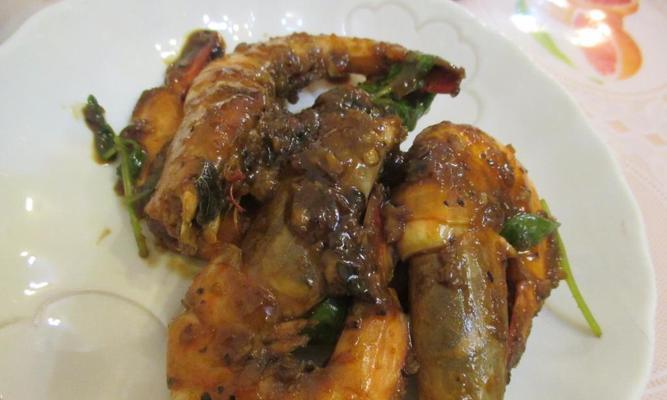 香浓诱人的新加坡黑胡椒虾（香料与虾肉的完美搭配，让你大呼过瘾）-第1张图片-美味行家