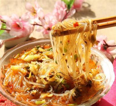 手把手教你制作美味肉丝酸辣粉（用简单步骤，烹制浓香味美的肉丝酸辣粉）-第1张图片-美味行家