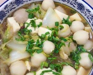 暖身必备！营养丰富的鱼丸粉丝白菜汤（简单易做，营养美味，适合家庭或聚餐食用）-第1张图片-美味行家