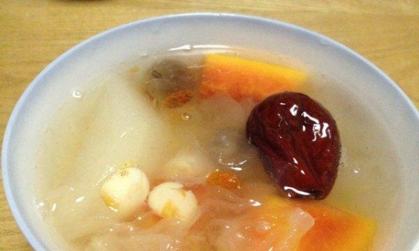 以雪梨银耳养颜羹，打造青春美丽（清凉滋润，女性养颜圣品）-第1张图片-美味行家