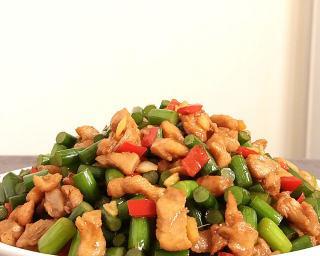 家常美食——野蕨炒鸡丁（以野蕨为主角，制作口感绝佳的鸡肉料理）-第3张图片-美味行家