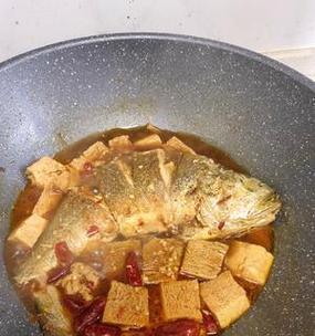 小鱼炖豆腐，营养美味又下饭（家常菜谱之小鱼炖豆腐的做法及功效）-第1张图片-美味行家