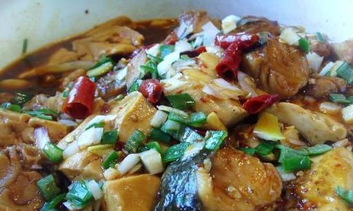 小鱼炖豆腐，营养美味又下饭（家常菜谱之小鱼炖豆腐的做法及功效）-第3张图片-美味行家