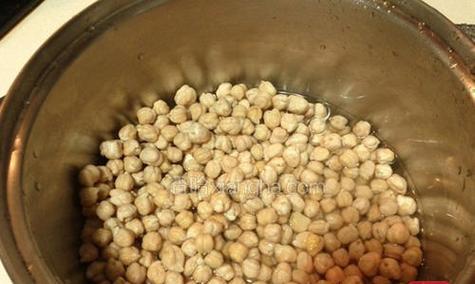 如何做出美味的圣女果鹰嘴豆泥色拉？（以鹰嘴豆泥为基础，添加新鲜圣女果和其它食材，营养又美味！）-第3张图片-美味行家