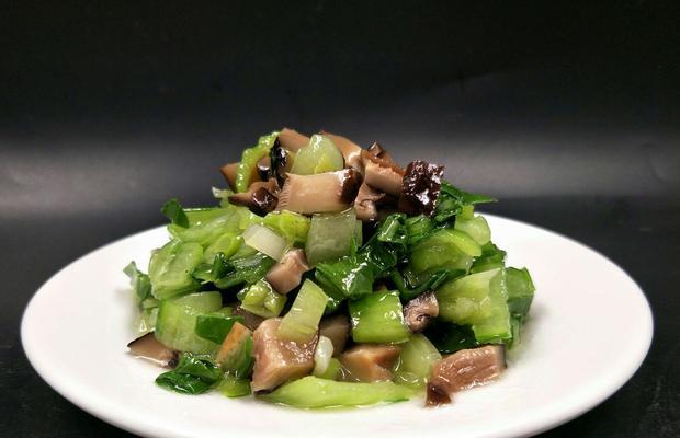 油菜酿香菇，美味佳肴不容错过！（以油菜为主料，搭配鲜美香菇，口感细腻，健康又营养！）-第3张图片-美味行家