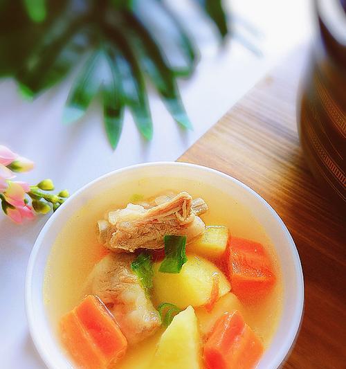 轻松做出美味扇子骨土豆胡萝卜汤（家常美食，营养美味的秘密、窍门及做法）-第1张图片-美味行家