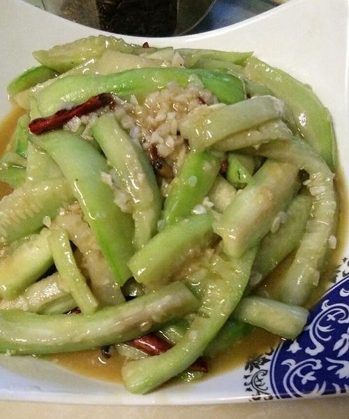 蒜蓉炒丝瓜，香气四溢（健康美味，味道独特）-第2张图片-美味行家