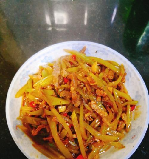 莴笋炒牛柳，美味不可错过！（以莴笋为主角的健康菜品，一口咬下满口鲜香）-第3张图片-美味行家