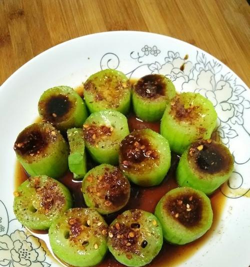 柚子粒拌丝瓜，清新爽口的夏日美食（如何用柚子粒为丝瓜增添鲜活口感？）-第1张图片-美味行家