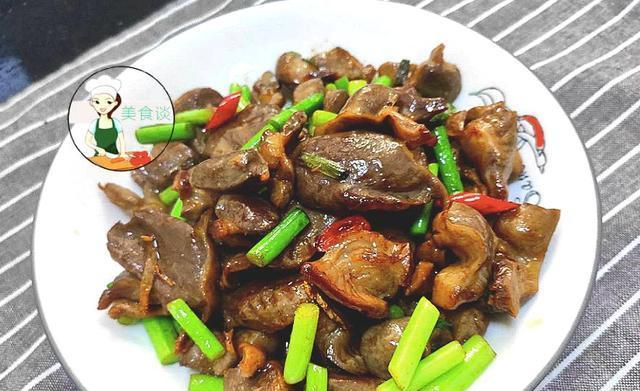 蒜香炒鸡胗的做法（15个步骤轻松上手，享受美食盛宴）-第2张图片-美味行家
