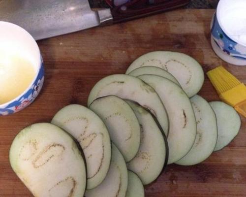 香煎茄片的做法（简单易学，美味可口）-第2张图片-美味行家