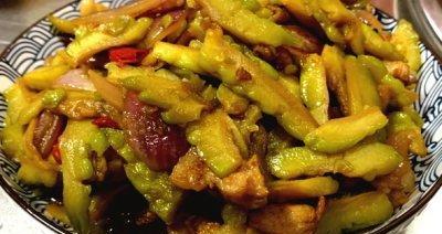 洋葱苦瓜五花肉的做法（香甜苦味交织，营养丰富的美味佳肴）-第1张图片-美味行家