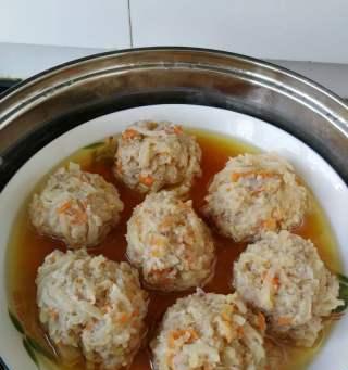 用肉丸子包裹白萝卜，做一道美味佳肴！（教你如何制作口感鲜美的肉丸子和白萝卜，享受独特的食味体验。）-第1张图片-美味行家