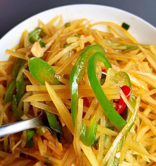 香气四溢的腌菜土豆丝（如何制作美味可口的腌菜土豆丝）-第1张图片-美味行家