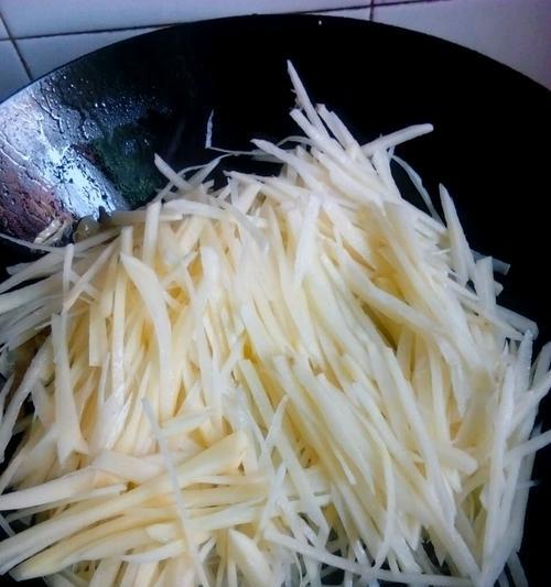 香气四溢的腌菜土豆丝（如何制作美味可口的腌菜土豆丝）-第2张图片-美味行家