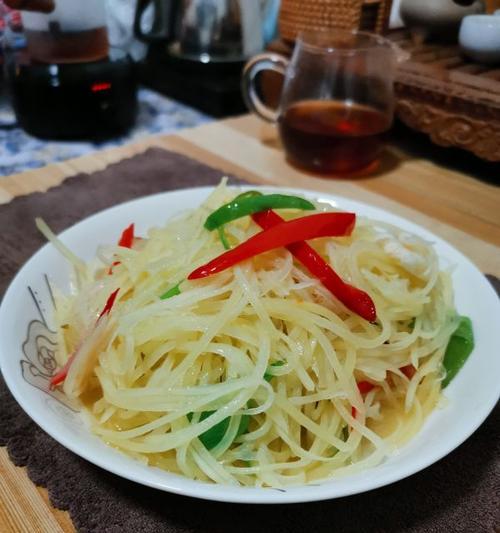 香气四溢的腌菜土豆丝（如何制作美味可口的腌菜土豆丝）-第3张图片-美味行家