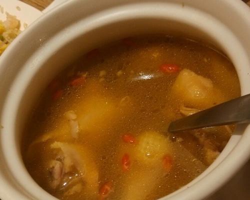 椰子香菇鸡汤，滋补养生的美味佳肴（用新鲜材料，轻松做出美味的滋补汤品）-第2张图片-美味行家