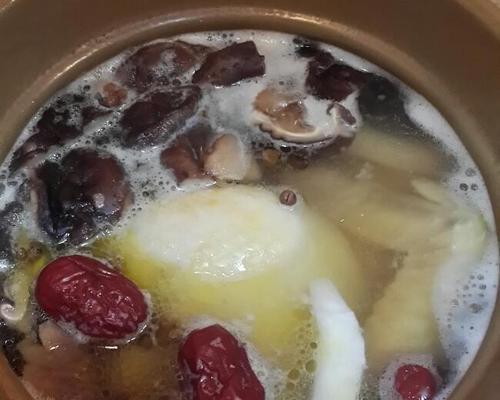 椰子香菇鸡汤，滋补养生的美味佳肴（用新鲜材料，轻松做出美味的滋补汤品）-第1张图片-美味行家