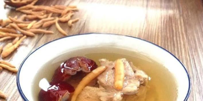 以太子参乌鸡汤的做法（滋补身体，驱寒暖胃，适宜秋冬季节食用的佳品）-第2张图片-美味行家