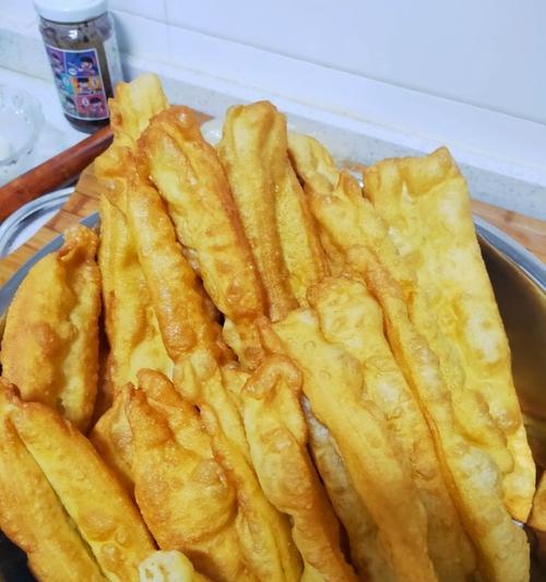 手工制作香酥油条，大快朵颐的美味早餐（教你学会制作香酥油条，让你在家也能尝到正宗的美味）-第3张图片-美味行家