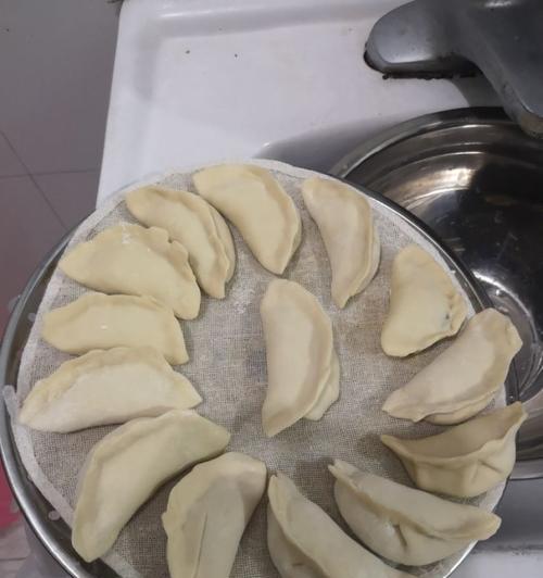 又香又美的猪肉香菜水饺（超级简单的家常做法让你随时享受美食）-第2张图片-美味行家