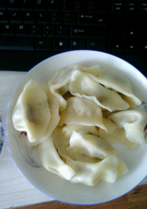 又香又美的猪肉香菜水饺（超级简单的家常做法让你随时享受美食）-第3张图片-美味行家
