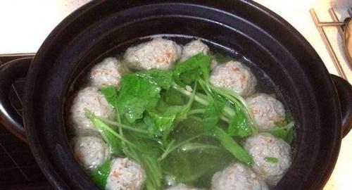 健康美味，小白菜贡丸汤的做法（家庭厨房，烹制美味小白菜贡丸汤）-第2张图片-美味行家