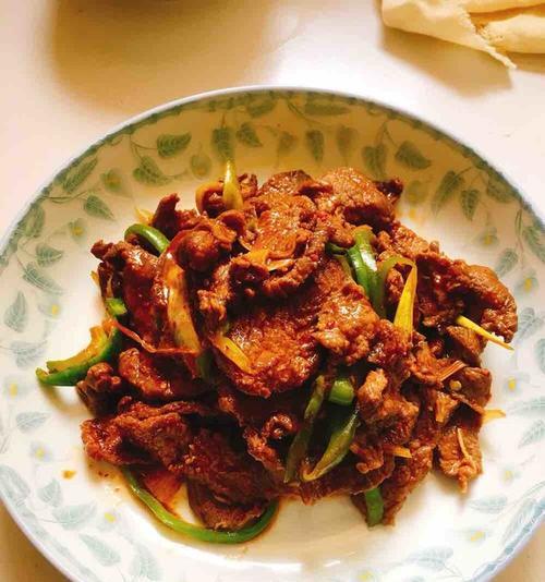 新疆炒烤肉，一道令人垂涎的美食（探寻正宗的炒烤肉做法，让你在家也能品尝美味）-第2张图片-美味行家