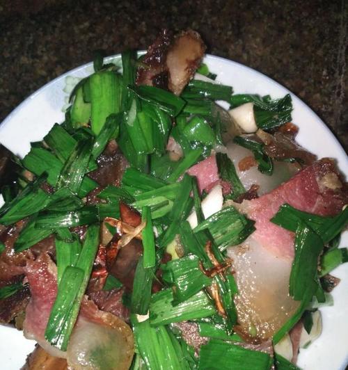 教你如何做一道美味的生炒腊肉（掌握这一技巧，让你的味蕾欲罢不能）-第1张图片-美味行家