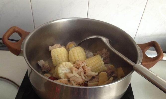 营养滋补，玉米大枣鸡汤的做法（健康美味，让你暖心暖胃的家常菜）-第1张图片-美味行家