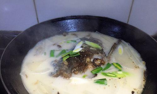 香浓鱼头汤的烹饪技巧（汤香四溢，美味诱人，传统食谱教你如何煮出好味道）-第1张图片-美味行家