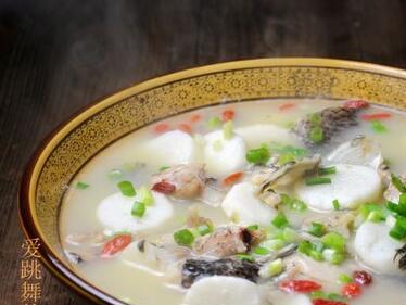 香浓鱼头汤的烹饪技巧（汤香四溢，美味诱人，传统食谱教你如何煮出好味道）-第2张图片-美味行家