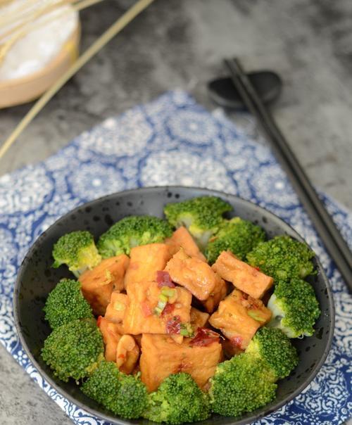 西兰花配以西红柿豆腐的美味炒法（健康鲜美，美味佳肴，西红柿豆腐炒西兰花）-第2张图片-美味行家