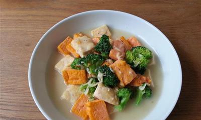 西兰花配以西红柿豆腐的美味炒法（健康鲜美，美味佳肴，西红柿豆腐炒西兰花）-第3张图片-美味行家