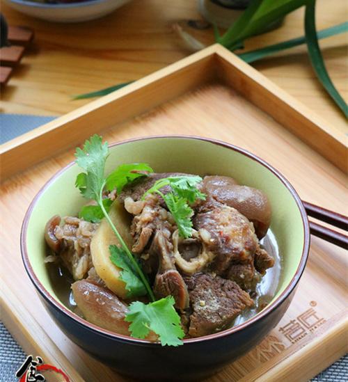 砂锅炖羊肉的做法及口感绝佳的秘诀（以红烧砂锅炖羊肉为例，完美展现羊肉鲜香的味道）-第1张图片-美味行家