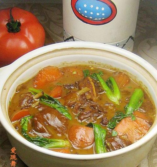 砂锅炖羊肉的做法及口感绝佳的秘诀（以红烧砂锅炖羊肉为例，完美展现羊肉鲜香的味道）-第2张图片-美味行家