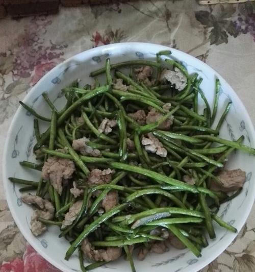 咸肉丝炒藜蒿，美味又健康（15个步骤，轻松搞定）-第2张图片-美味行家