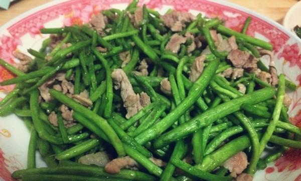 咸肉丝炒藜蒿，美味又健康（15个步骤，轻松搞定）-第1张图片-美味行家