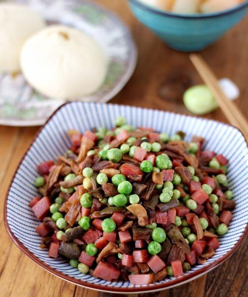 小鱼干炒青豆，营养美味双赢（一道简单易学的营养美食，开启舌尖的健康新生活）-第3张图片-美味行家