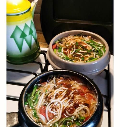 学做以鲜虾时蔬米线，让你做出别样美味（用新鲜食材，简单制作一道营养健康的美食）-第1张图片-美味行家