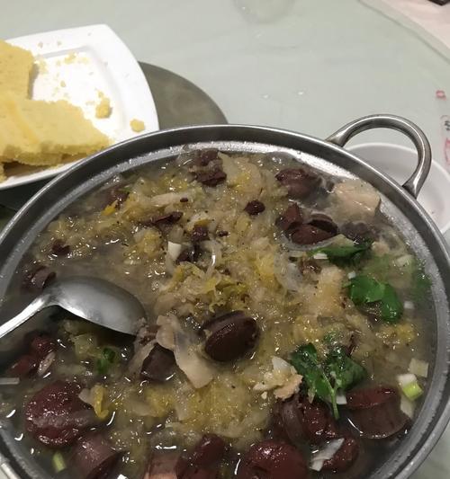 家常美食-血肠脊骨烩酸菜（传统美味，口感绝佳的家常菜肴）-第2张图片-美味行家